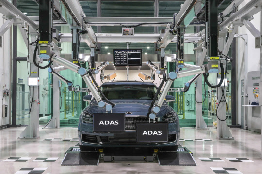 현대·기아자동차 생산기술개발센터에서 전장집중검사 시스템을 실제 차량에 시험하는 모습. <현대·기아자동차 제공>